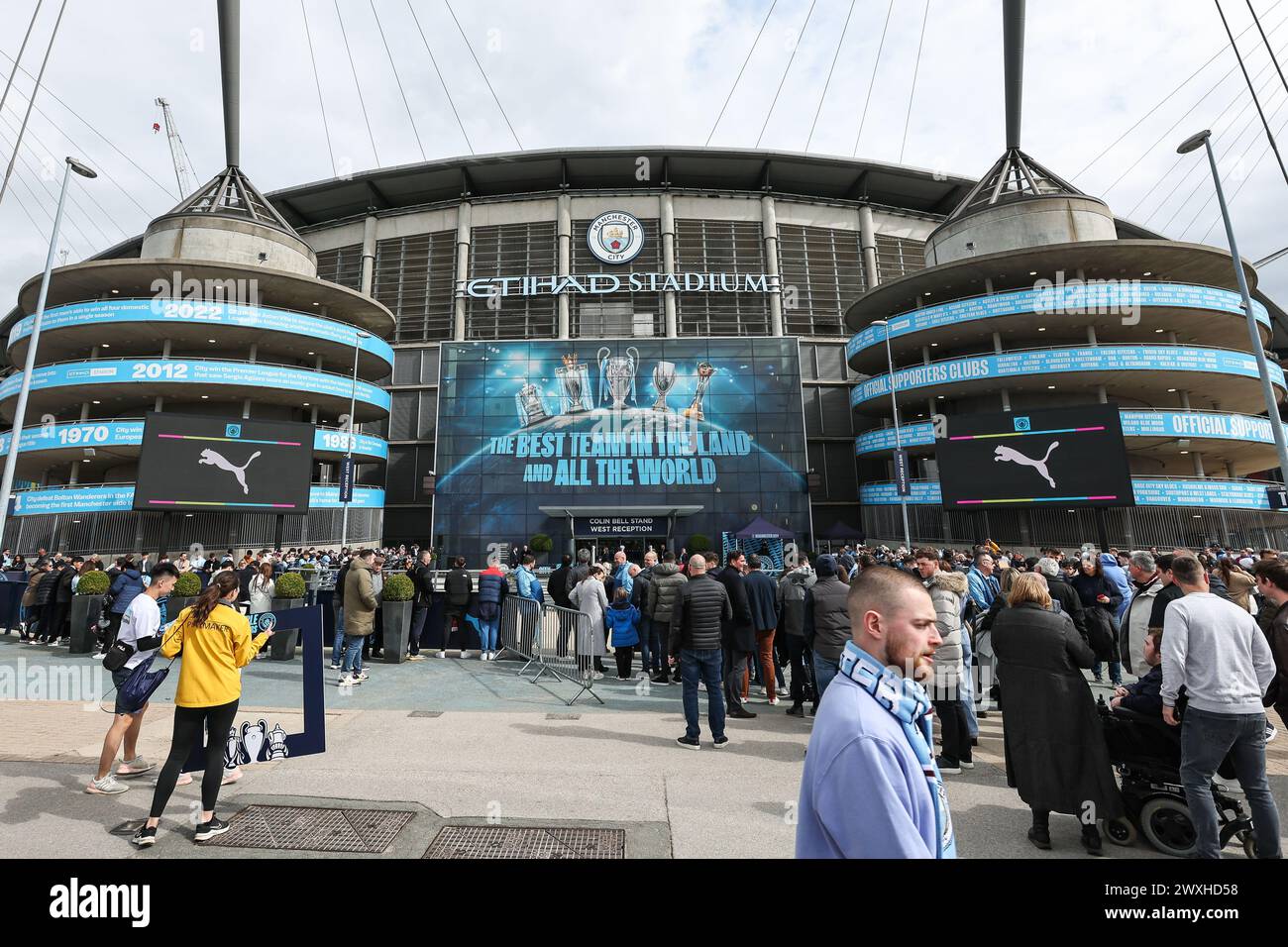 Fans kommen vor dem Premier League-Spiel Manchester City gegen Arsenal im Etihad Stadium, Manchester, Großbritannien, 31. März 2024 (Foto: Mark Cosgrove/News Images) Stockfoto