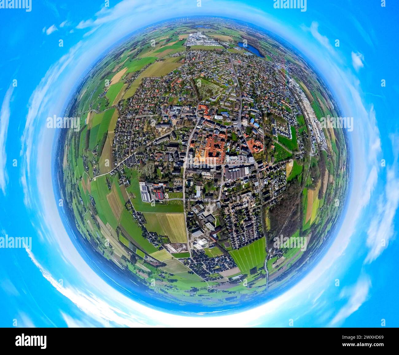 Luftbild, Wohngebiet City Ortsmitte, Molkereiplatz und Rathaus Stadtverwaltung, Erdkugel, Fisheye Aufnahme, Fischaugen Aufnahme, 360 Grad Aufnahme, winzige Welt, kleiner Planet, Fischaugenbild, Hamminkeln, Nordrhein-Westfalen, Deutschland ACHTUNGxMINDESTHONORARx60xEURO *** Luftaufnahme, Wohngegend Stadtzentrum, Molkereiplatz und Rathaus Stadtverwaltung, Erdkugel, Fisheye-Bild, 360-Grad-Bild, winzige Welt, kleiner Planet, Fischaugenbild, Hamminkeln, Nordrhein-Westfalen, Deutschland ACHTUNGxMINDESTHONORARx60xEURO Stockfoto