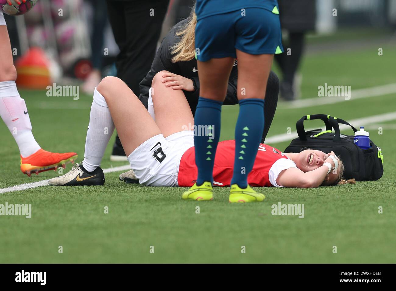 Wijdewormer, Niederlande. 31. März 2024. WIJDEWORMER, NIEDERLANDE - MÄRZ 31: Injuri Manique de Vette von AZ während des niederländischen Azerion Women's Eredivisie Matches zwischen AZ Alkmaar und PSV im AFAS Trainingskomplex am 31. März 2024 in Wijdewormer, Niederlande. (Foto von Gerard Spaans/Orange Pictures) Credit: Orange Pics BV/Alamy Live News Stockfoto