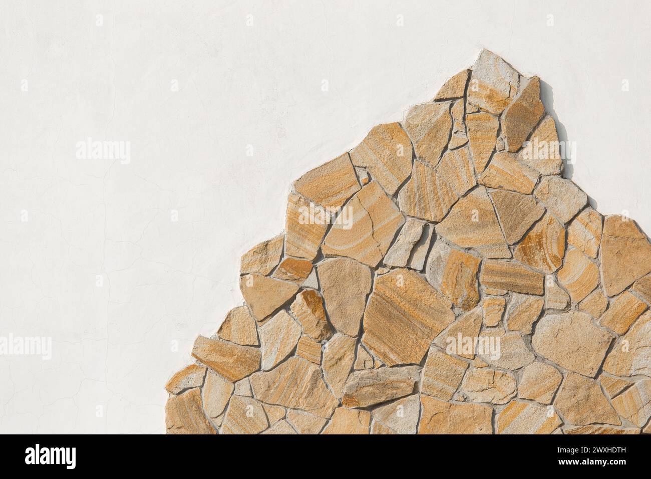 Steinprobe rauer Berggestein solides Objekt grau auf weißem hellem Wandmuster Hintergrund, leerer Raum leerer abstrakt. Stockfoto
