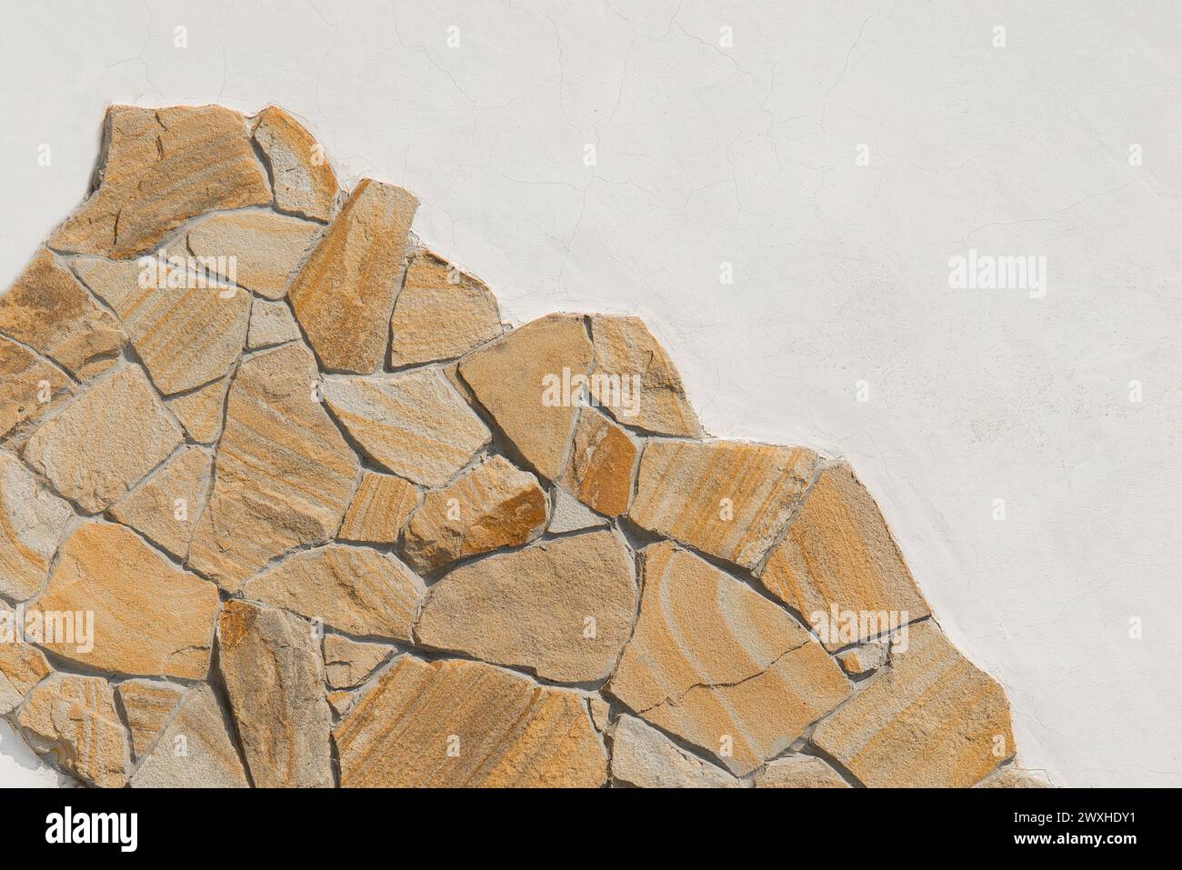 Stein Probe rauer Berg Felsen solides Objekt weiß Licht Wand Muster Hintergrund Leere Raum abstrakt. Stockfoto
