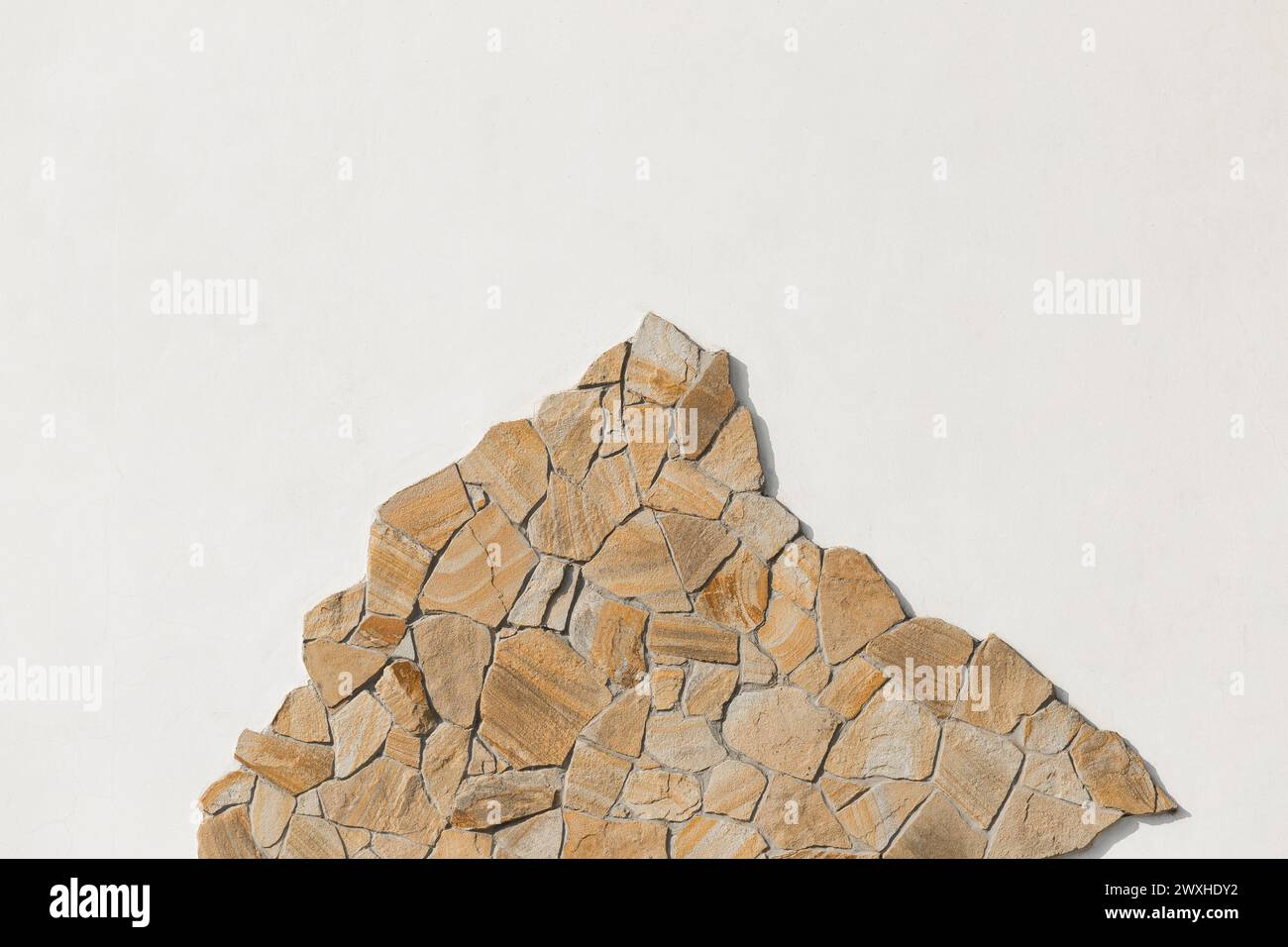 Stein Probe rauer Berg Felsen solides Objekt weißes Licht Wand Muster Hintergrund leerer Raum leere abstrakte Fassade. Stockfoto