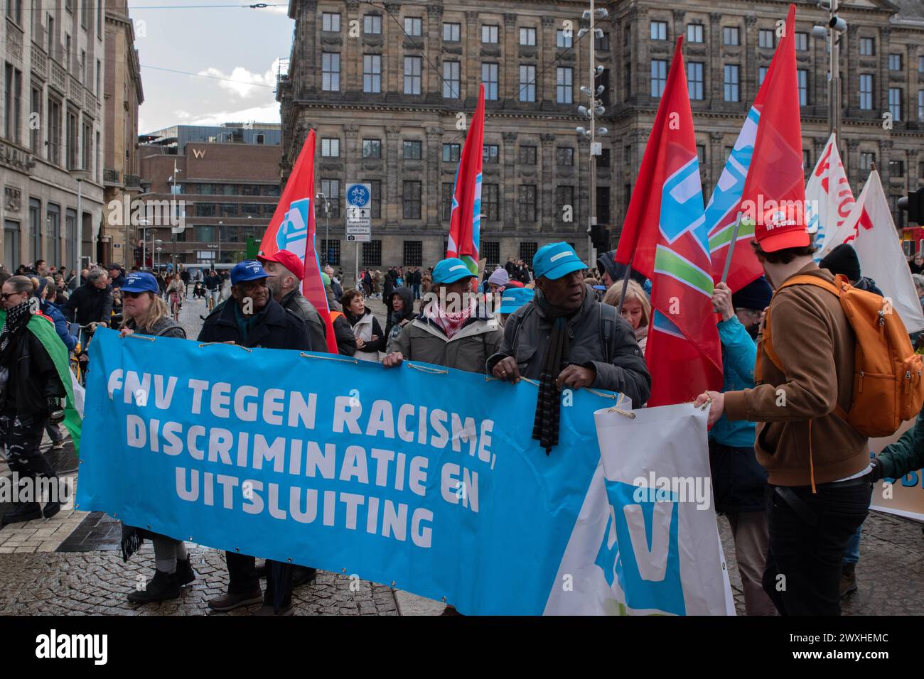 FNV auf dem Marsch beim Internationalen Tag gegen Rassismus und Diskriminierung vom 21. März in Amsterdam, Niederlande, 23-3-2024 Stockfoto