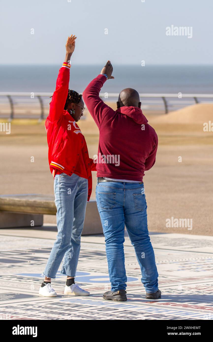 Ferienpaar in Blackpool, Lancashire. Selfies vor dem Turm Blackpool, Großbritannien 31. März 2024. Wetter in Großbritannien. Heller Sonnenschein, während Touristen die Uferpromenade genießen... Credit; MediaWorldImages/AlamyLiveNews Stockfoto