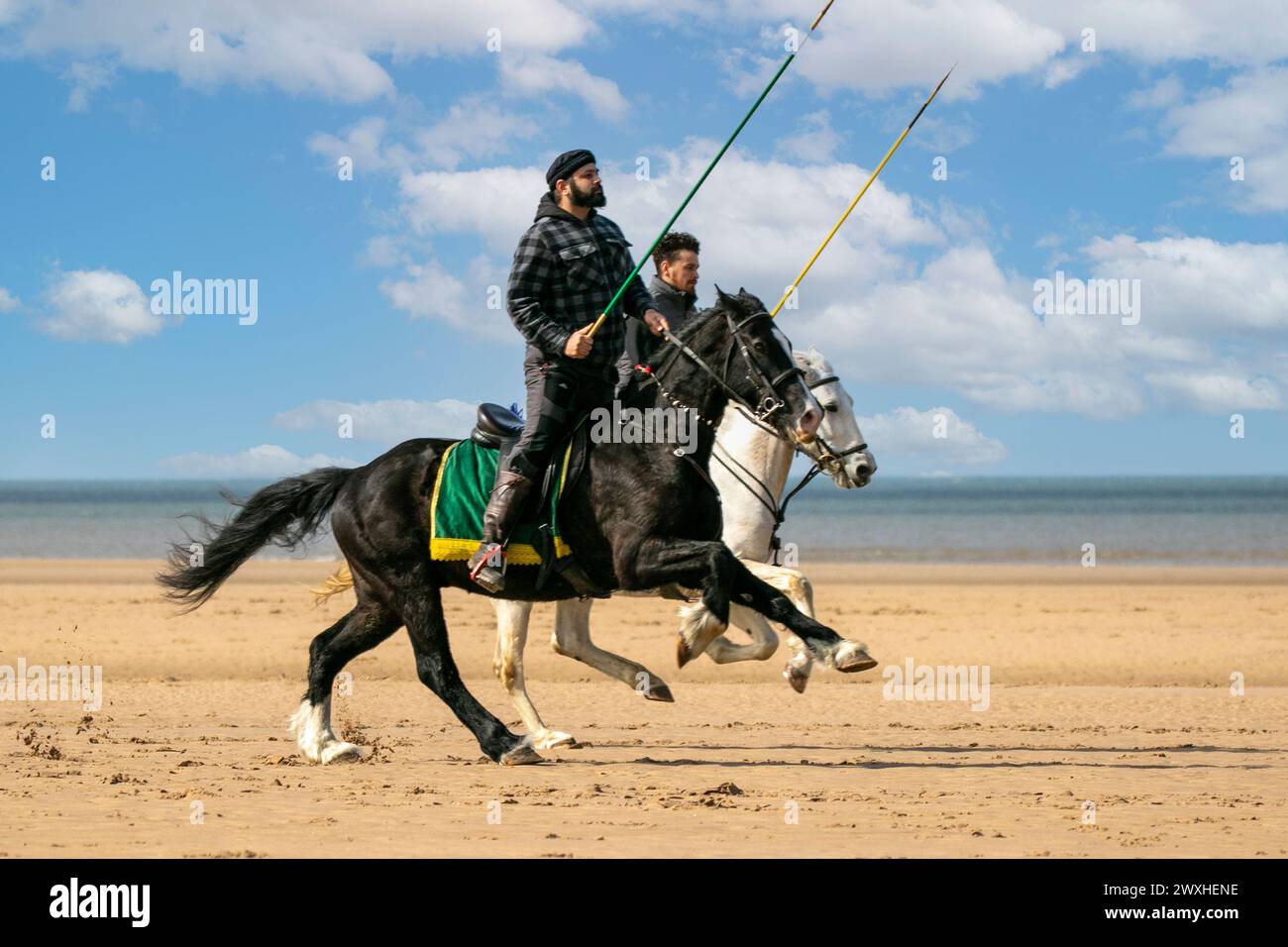 Altes Kavallerie-Spiel „Zelt-Pegging“ Reiter in Southport, Merseyside, 31.03.2024. Eine Gruppe von Männern spielt ihren Lieblingssport am Strand von Southport in der wunderschönen Ostersonne. Das Spiel, in Pakistan auch als Neza Bazi bekannt, ist eine Reitersportart uralten Ursprungs und ist eine von nur zehn von der International Equestrian Federation offiziell anerkannten Reitdisziplinen. Quelle: Cernan Elias/Alamy Live News Stockfoto