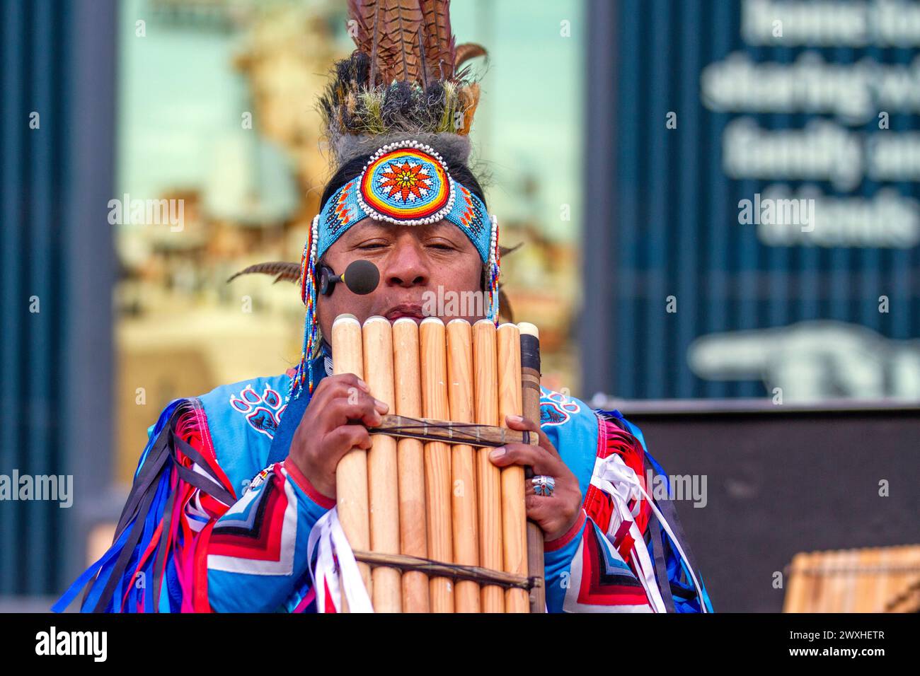 Blackpool, Lancashire. Pan Pipes Foreign Street Aztec Flöte Musiker in National Kostüme spielen südamerikanische Instrumente. Seelenmusiker Busker, Pfeifeninstrument, Musik, Flöte spielen, pfeifen, Musical, Pan, Sound, Bambusblasen, indisch, peruanische, ethnische, einheimische, Pfannenpfeife, Menschen in traditioneller Tracht in Blackpoool, Großbritannien Stockfoto