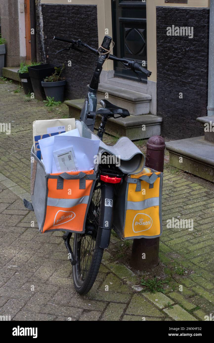 Post.nl Fahrrad In Amsterdam, Niederlande 26-3-2024 Stockfoto