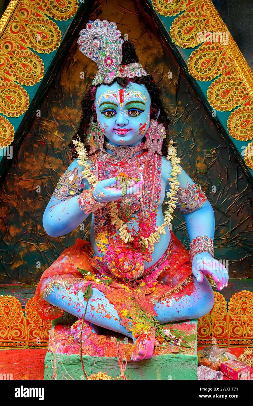 Göttin Laddu Gopal oder Little Lord Krishna bei einem geschmückten Puja Pandal in Kalkutta, Westbengalen, Indien am 26. März 2024. Stockfoto