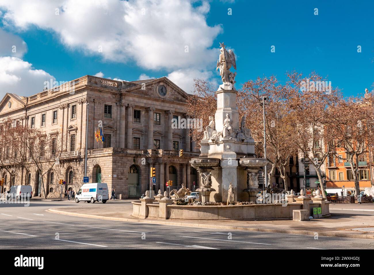 Barcelona, Spanien - 10. FEBRUAR 2022: Das Denkmal des Marquis von Campo Sagrado oder Genio Catala ist ein monumentaler Brunnen mit Skulpturen, der sich im befindet Stockfoto