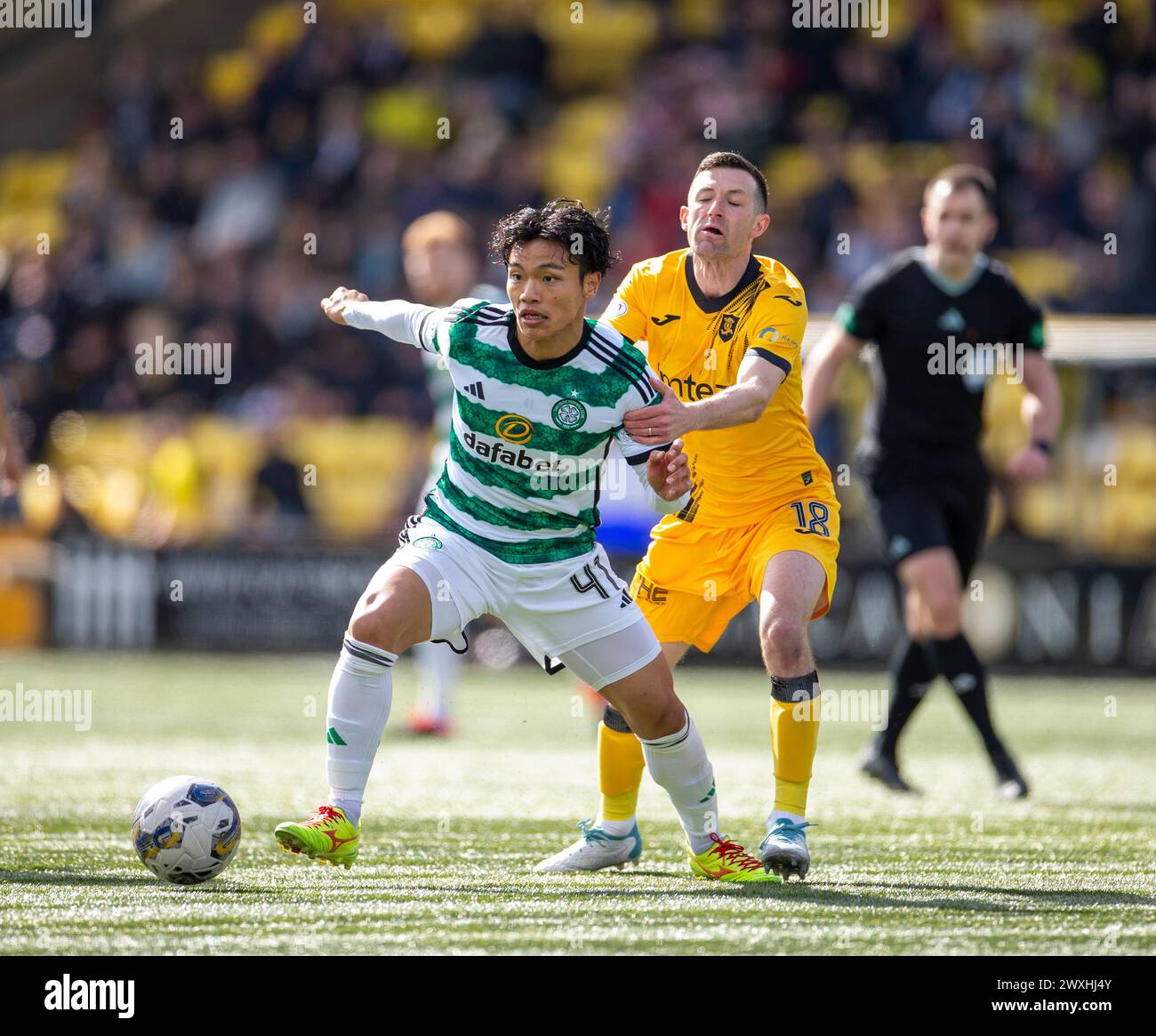 Almondvale Stadium, Livingston, Schottland. 31. März 2024; 31. März 2024; Almondvale Stadium, Livingston, Schottland: Scottish Premiership Football, Livingston gegen Celtic; Jason Holt aus Livingston versucht, Reo Hatate von Celtic zurückzuhalten Stockfoto