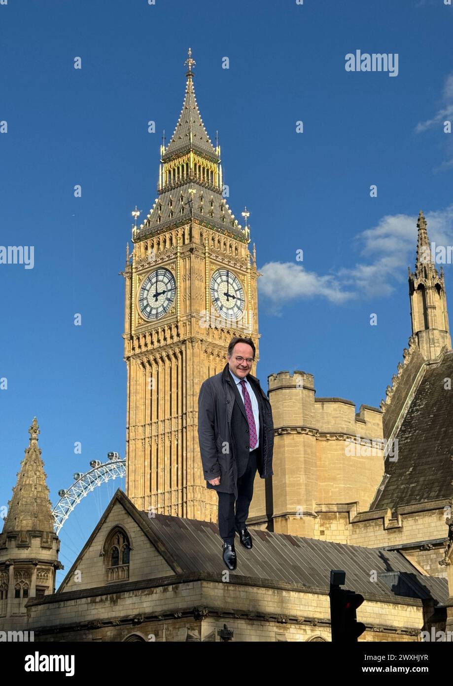 Der politische Skizzierautor Quentin Letts hat auf den Dächern einiger Gebäude auf dem Gelände des Palace of Westminster dargestellt, nur weil es anders ist und vielleicht repräsentativ dafür ist, dass er die Funktion der Regierung und die für die Aufgabe ernannten Charaktere übernimmt. Stockfoto