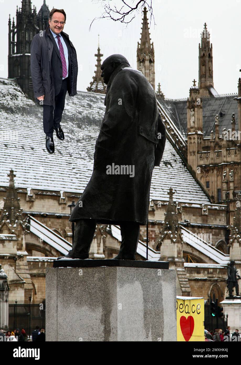 Der politische Skizzierautor Quentin Letts hat auf den Dächern einiger Gebäude auf dem Gelände des Palace of Westminster dargestellt, nur weil es anders ist und vielleicht repräsentativ dafür ist, dass er die Funktion der Regierung und die für die Aufgabe ernannten Charaktere übernimmt. Stockfoto