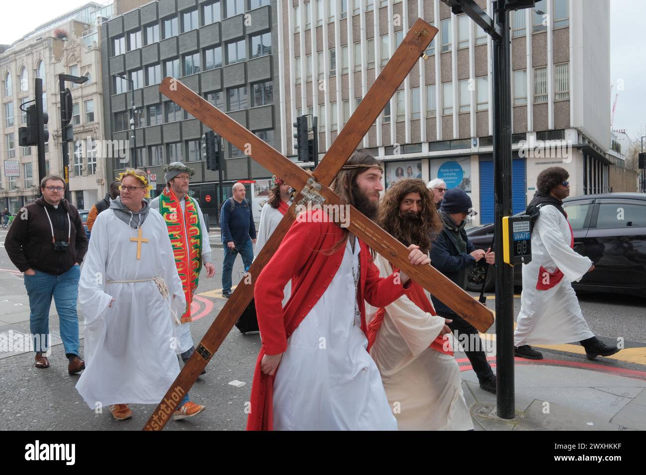 London, England, Großbritannien. 31. März 2024. Christathon lädt die Teilnehmer dazu ein, Kleidung mit Jesus-Motiven zu tragen. Der Kneipenbummel, der am Trinity an der Borough High Street beginnt, geht zum Trafalgar Square, bevor er am Silver Cross in Whitehall endet. Bei dieser Veranstaltung, die an die SantaCon erinnert, aber mit einer biblischen Wendung, genießen die Teilnehmer die Kameradschaft und den festlichen Geist auf unterhaltsame und unkonventionelle Weise. (Kreditbild: © Joao Daniel Pereira/ZUMA Press Wire) NUR REDAKTIONELLE VERWENDUNG! Nicht für kommerzielle ZWECKE! Quelle: ZUMA Press, Inc./Alamy Live News Stockfoto