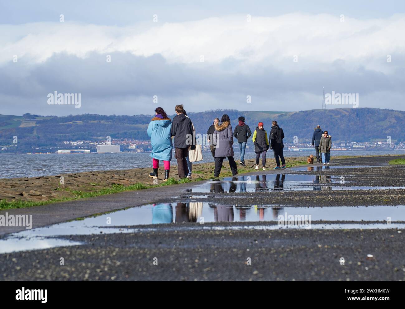 Menschen auf einem Küstenweg im Hafen von Newhaven, Edinburgh, Großbritannien Stockfoto