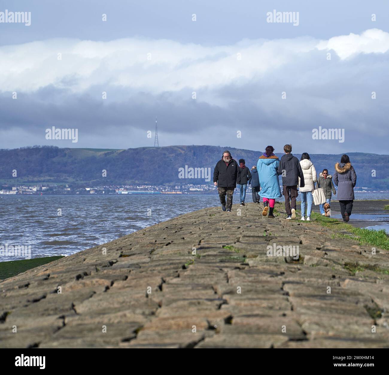 Menschen auf einem Küstenweg im Hafen von Newhaven, Edinburgh, Großbritannien Stockfoto