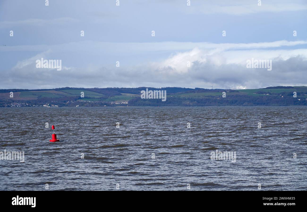 Das ferne Ufer der Flussmündung des Firth of Forth in Schottland Stockfoto