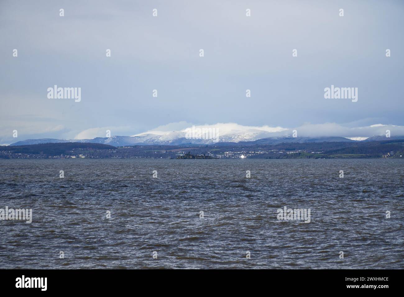 Schneebedeckte Hügel über der Mündung des Firth of Forth in Schottland Stockfoto