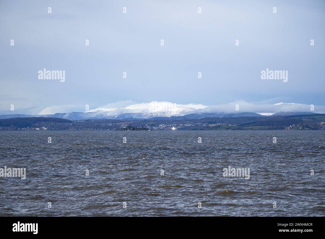 Schneebedeckte Hügel über der Mündung des Firth of Forth in Schottland Stockfoto