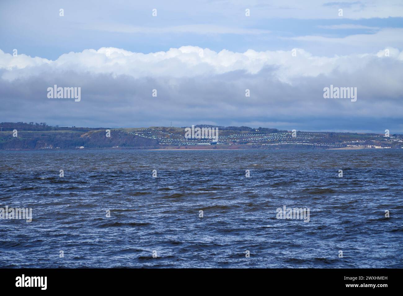 Das ferne Ufer der Flussmündung des Firth of Forth in Schottland Stockfoto