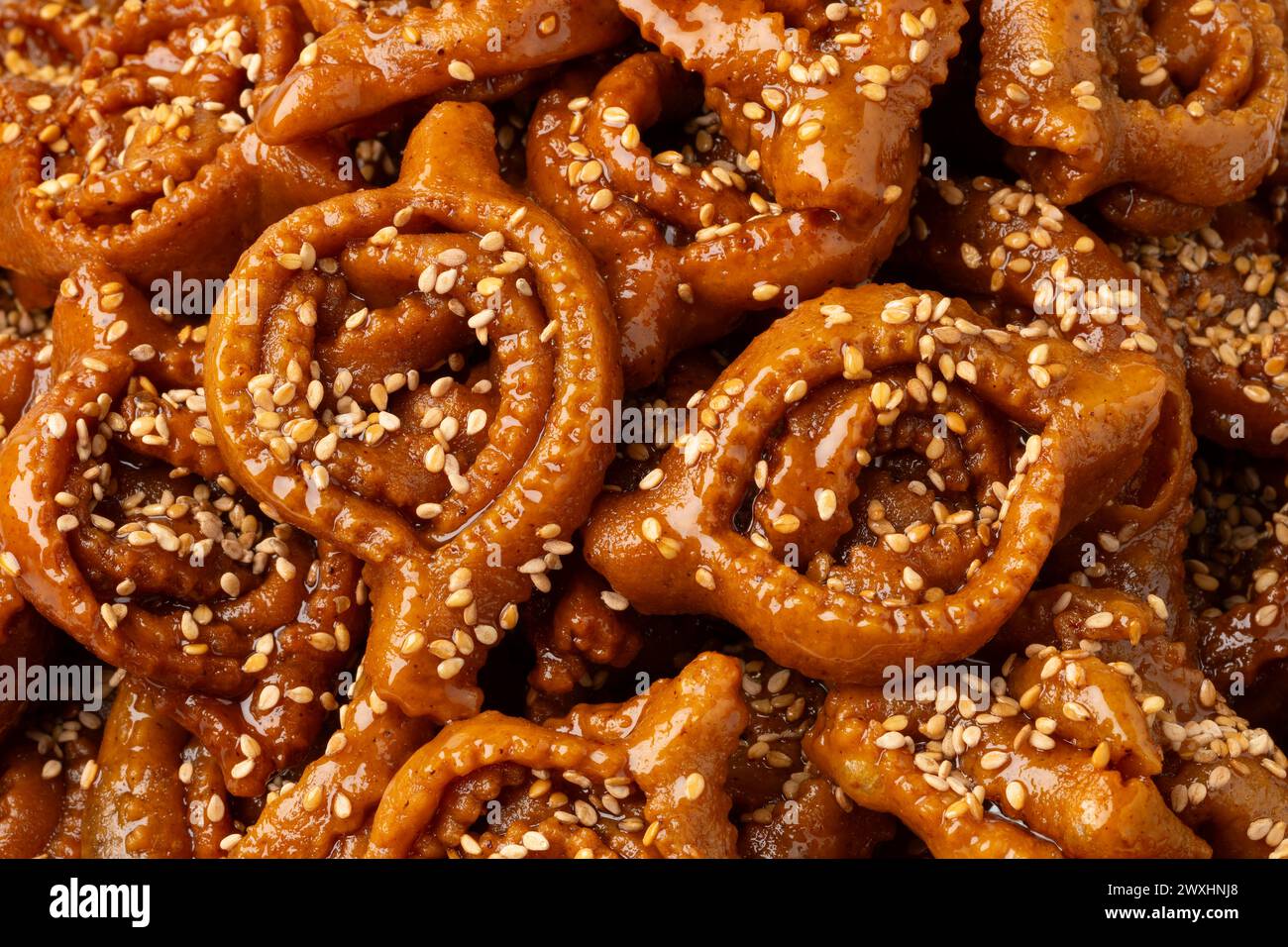 Traditionelle marokkanische frisch gebackene Cheebakia Nahaufnahme für Ramadan Vollformat Stockfoto