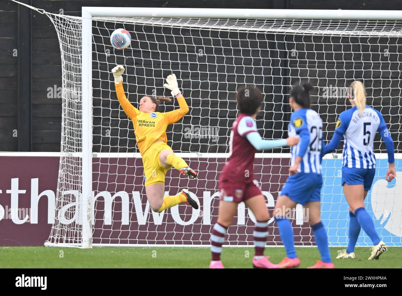 Dagenham, Kent, Großbritannien. Sonntag, 31. März 2024. Dagenham, Großbritannien. 31. März 2024. Torhüterin Sophie Baggaley (32 brighton) spart mit einer Hand, um beim Spiel der Barclays FA Women's Super League zwischen West Ham United und Brighton und Hove Albion im Chigwell Construction Stadium in Dagenham am Sonntag, den 31. März 2024 im Spiel zu bleiben. (Foto: Kevin Hodgson | MI News) Credit: MI News & Sport /Alamy Live News Stockfoto