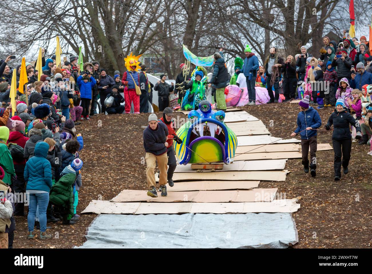 Einwohner und Künstler, die an der Jänner Powderhorn Park Art Sled Rally in Minneapolis, Minnesota, teilnehmen. Wegen der warmen Temperaturen und ohne Schnee Stockfoto