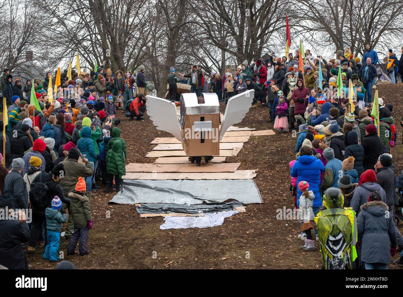 Einwohner und Künstler, die an der Jänner Powderhorn Park Art Sled Rally in Minneapolis, Minnesota, teilnehmen. Wegen der warmen Temperaturen und ohne Schnee Stockfoto