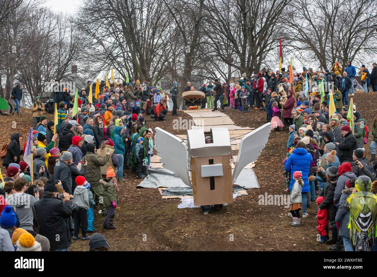 Einwohner und Künstler, die an der Jänner Powderhorn Park Art Sled Rally in Minneapolis, Minnesota, teilnehmen. Die Schlitten hatten kreativ, bemalt, Cardboa Stockfoto