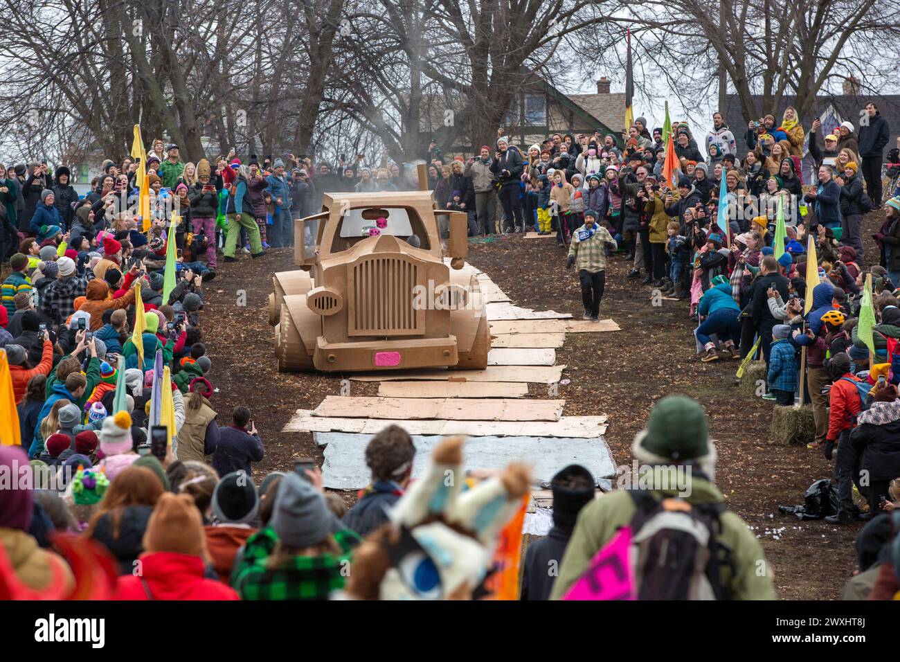 Einwohner und Künstler, die an der Jänner Powderhorn Park Art Sled Rally in Minneapolis, Minnesota, teilnehmen. Die Schlitten hatten kreativ, bemalt, Cardboa Stockfoto
