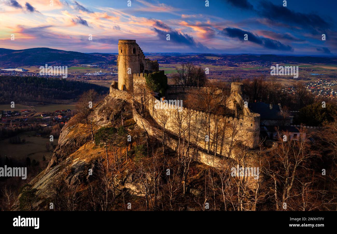 Aus der Vogelperspektive auf das mittelalterliche Schloss Chojnik. Niederschlesien, Polen Stockfoto