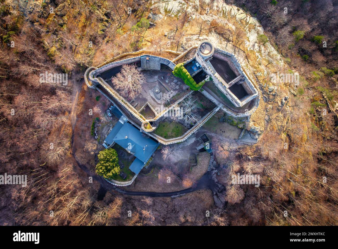 Aus der Vogelperspektive auf das mittelalterliche Schloss Chojnik. Niederschlesien, Polen Stockfoto