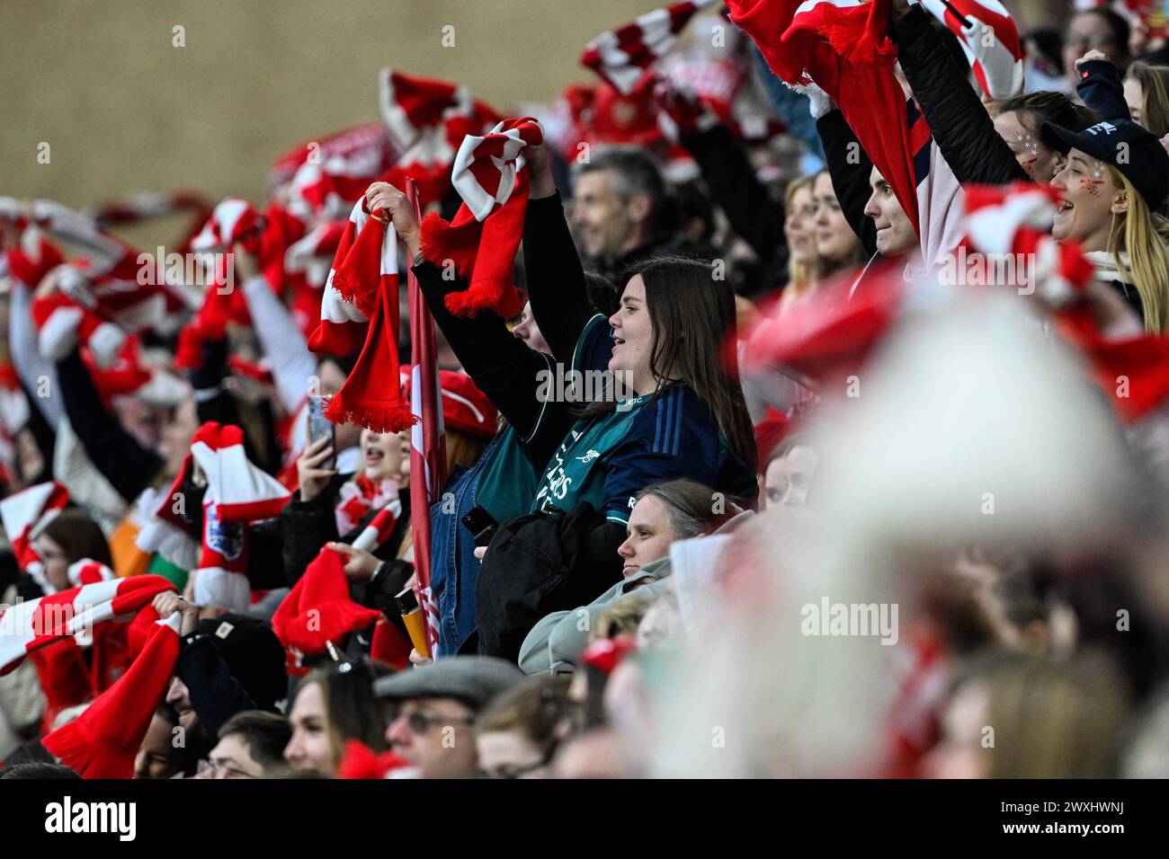 Arsenal Fans beim Finale des FA Women's League Cup Arsenal Women vs Chelsea FC Women in Molineux, Wolverhampton, Großbritannien, 31. März 2024 (Foto: Cody Froggatt/News Images) Stockfoto