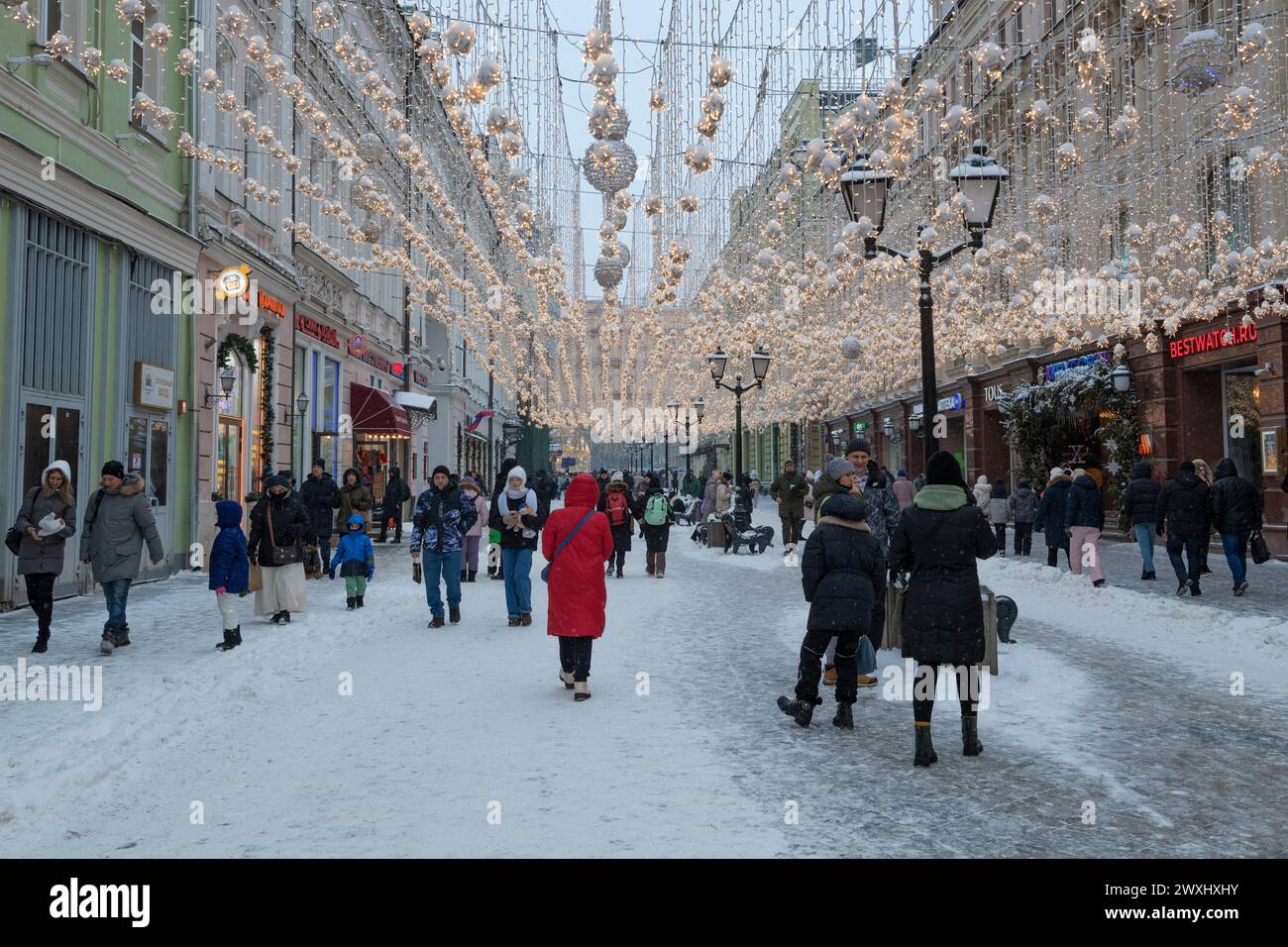 MOSKAU, RUSSLAND - 06. JANUAR 2024: Bewölkter Tag im Januar auf der Fußgängerzone Nikolskaja Stockfoto