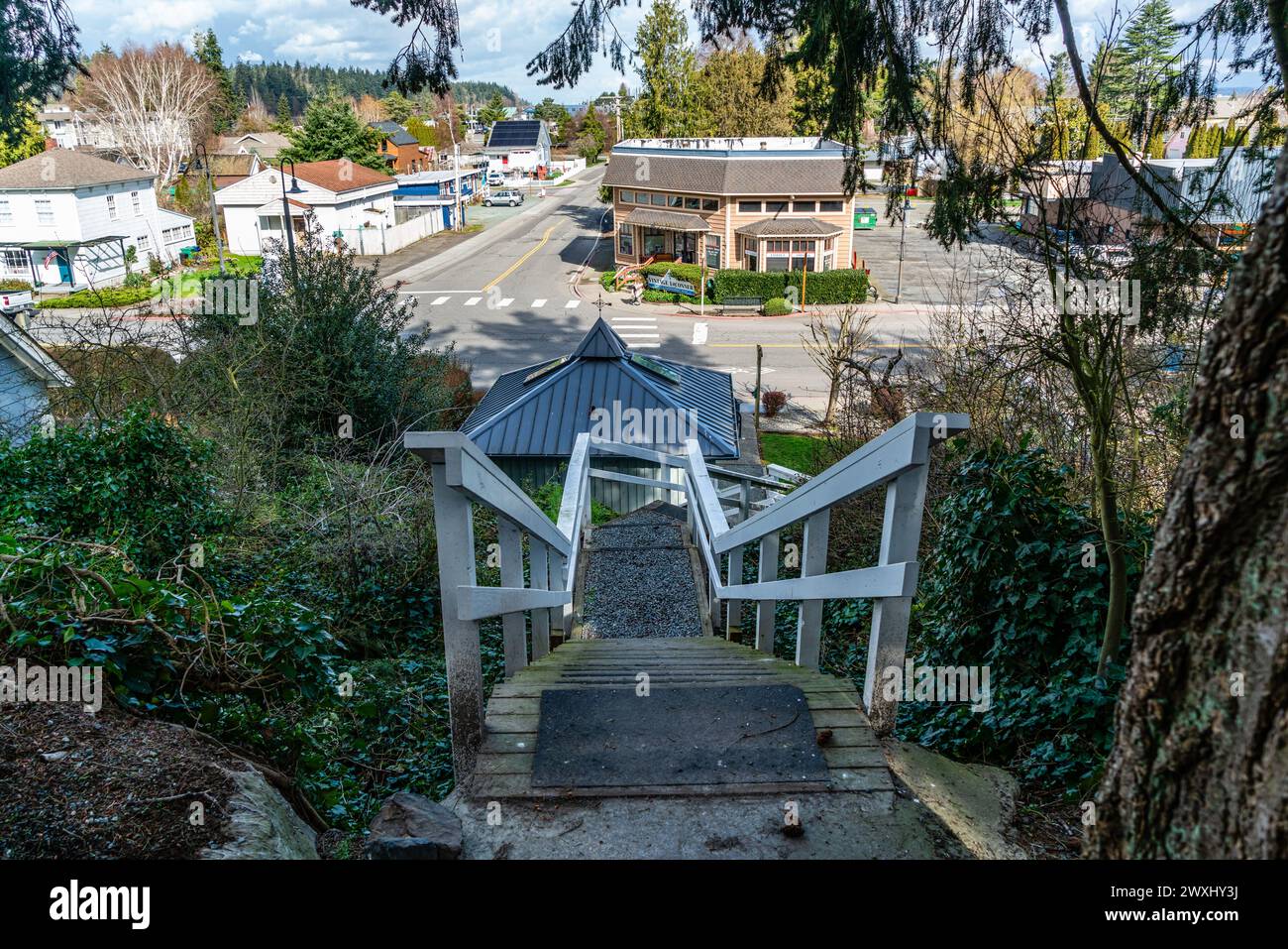 Treppen führen hinunter zur Straße in Downtown La Conner, Washington. Stockfoto