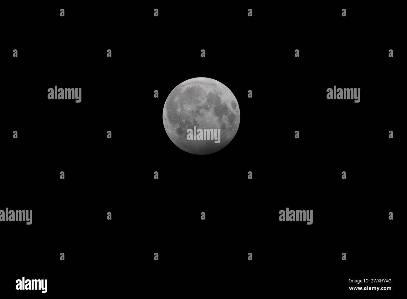 Mond am maximalen Punkt der Mondfinsternis Stockfoto