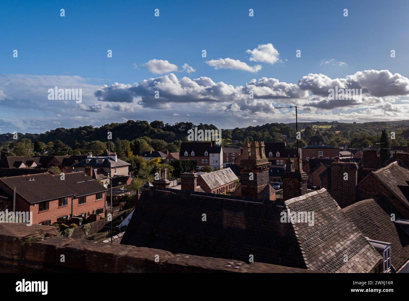 Bewdley Dächer von oben, blauer Himmel und Hügel im Hintergrund Stockfoto