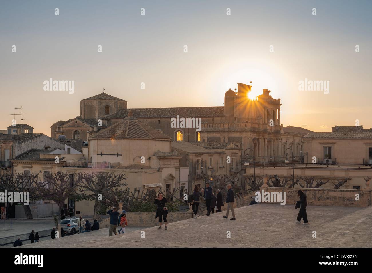 Noto, Syrakus, Sizilien, Italien: Sonnenuntergang in der barocken Stadt Noto von der Treppe der Kathedrale von Saint Nicolò Stockfoto