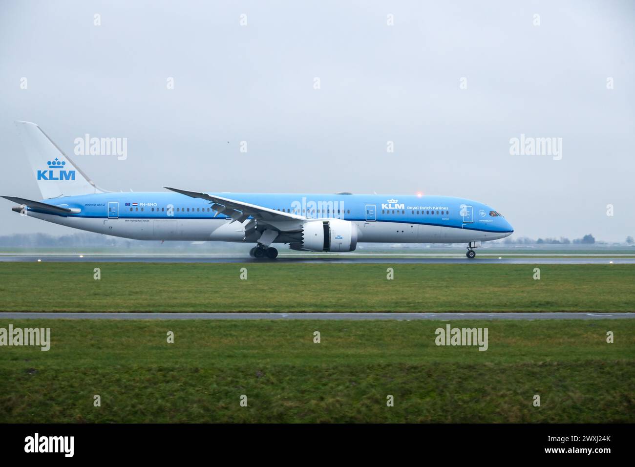 PH-BHO KLM Royal Dutch Airlines Boeing 787-9 Dreamliner landet bei Ankunft am Flughafen Amsterdam Schiphol Niederlande auf Polderbaan Stockfoto