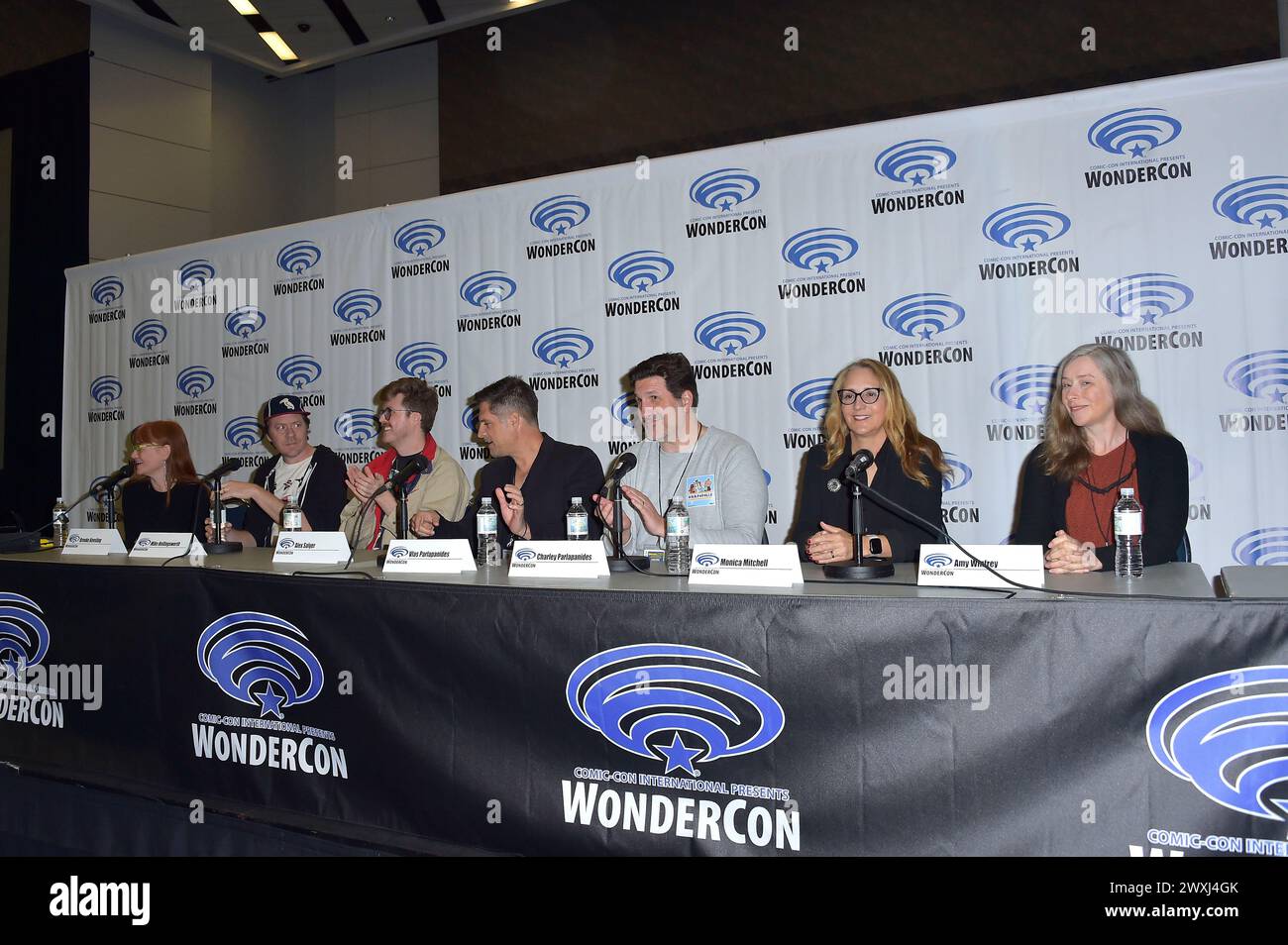 Brooke Keesling, Mike Hollingsworth, Alex Salyer, Vlas Parlapanides, Charley Parlapanides, Monica Mitchell und Amy Winfrey beim 'Monsters of Adult Animation' Panel auf der WonderCon 2024 im Anaheim Convention Center. Anaheim, 30.03.2024 Stockfoto