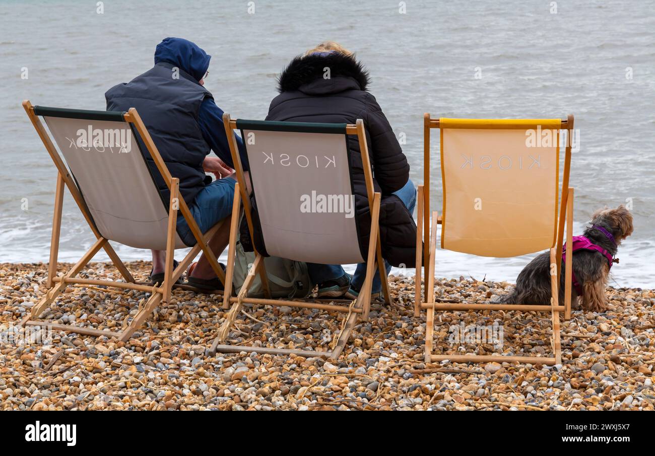 Lyme Regis, Dorset, Großbritannien. 31. März 2024. Wetter in Großbritannien: Kalter Tag mit gelegentlichem Sonnenschein im Lyme Regis am Ostersonntag. Quelle: Carolyn Jenkins/Alamy Live News Stockfoto