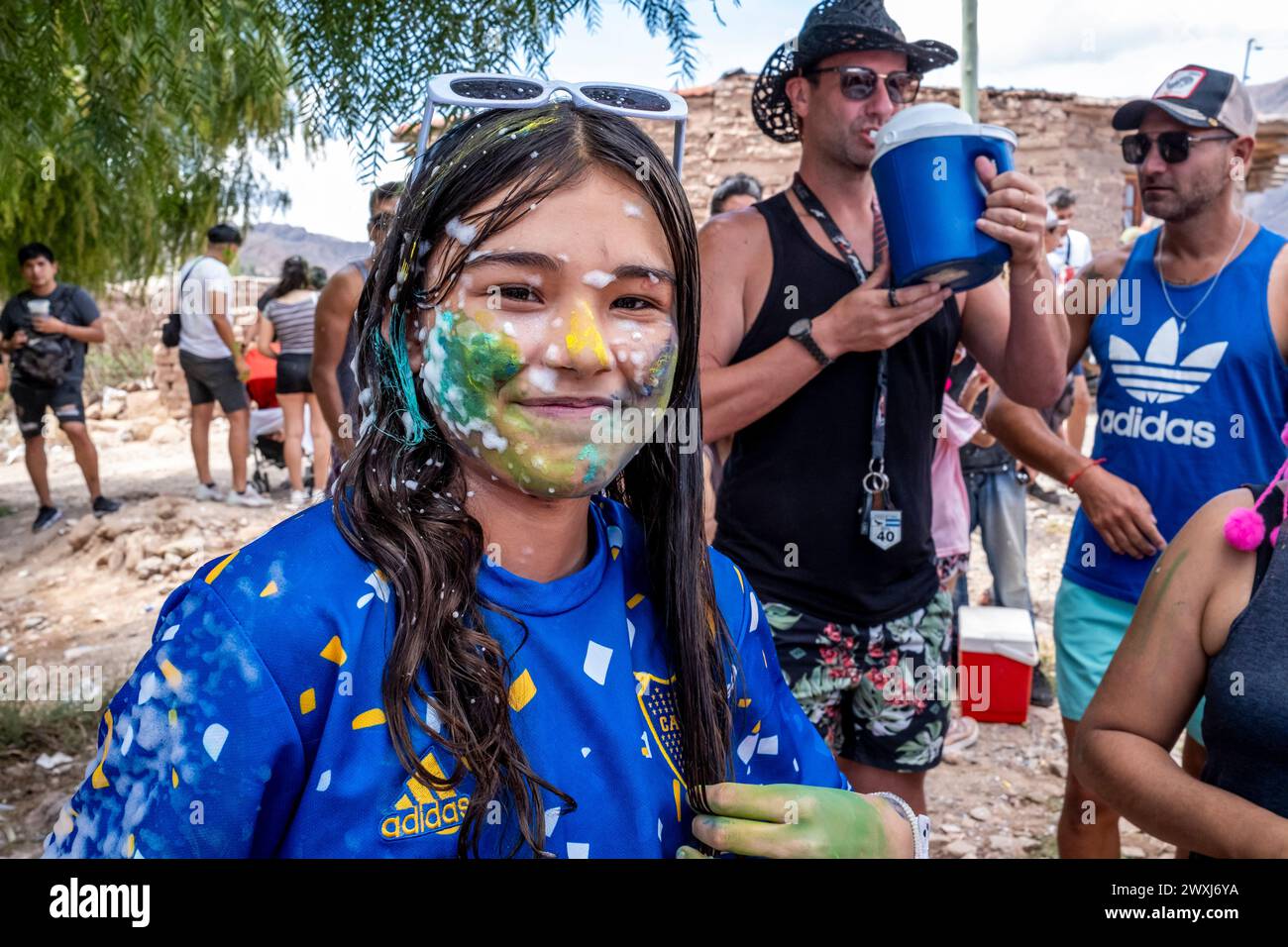 Ein junger Karnevalsaufklärer beim jährlichen Karneval in Tilcara, Provinz Jujuy, Argentinien. Stockfoto