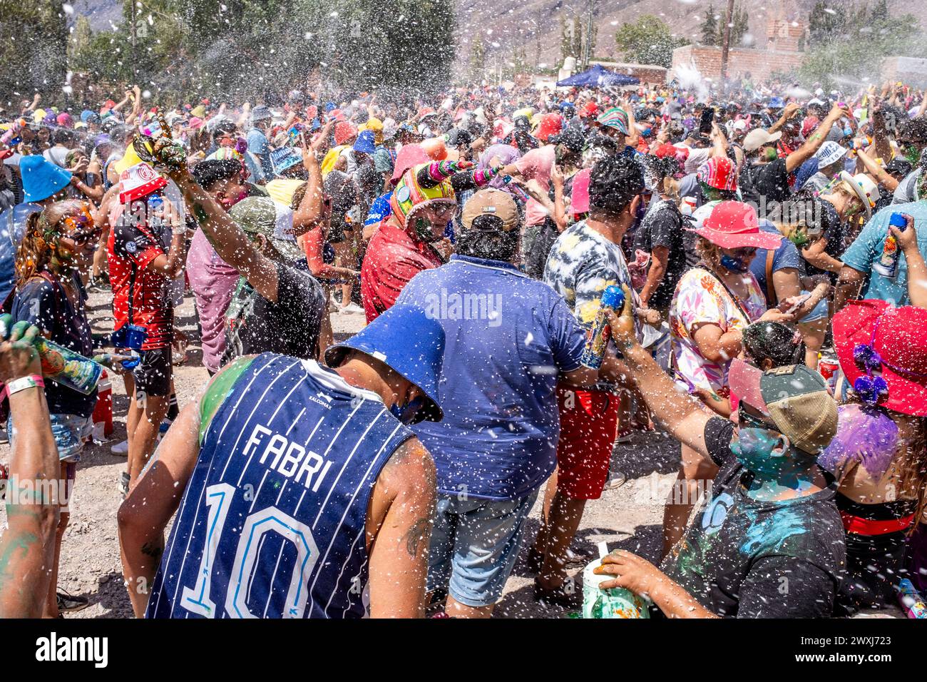 Karnevalsfreunde, Die Schaum Beim Jährlichen Karneval In Tilcara In Der Provinz Jujuy, Argentinien Sprühen. Stockfoto