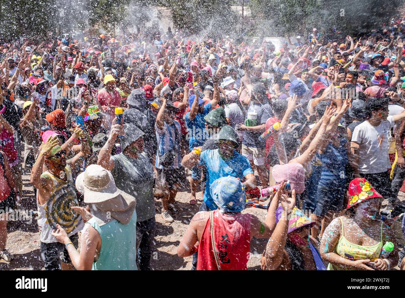 Karnevalsfreunde, Die Schaum Beim Jährlichen Karneval In Tilcara In Der Provinz Jujuy, Argentinien Sprühen. Stockfoto