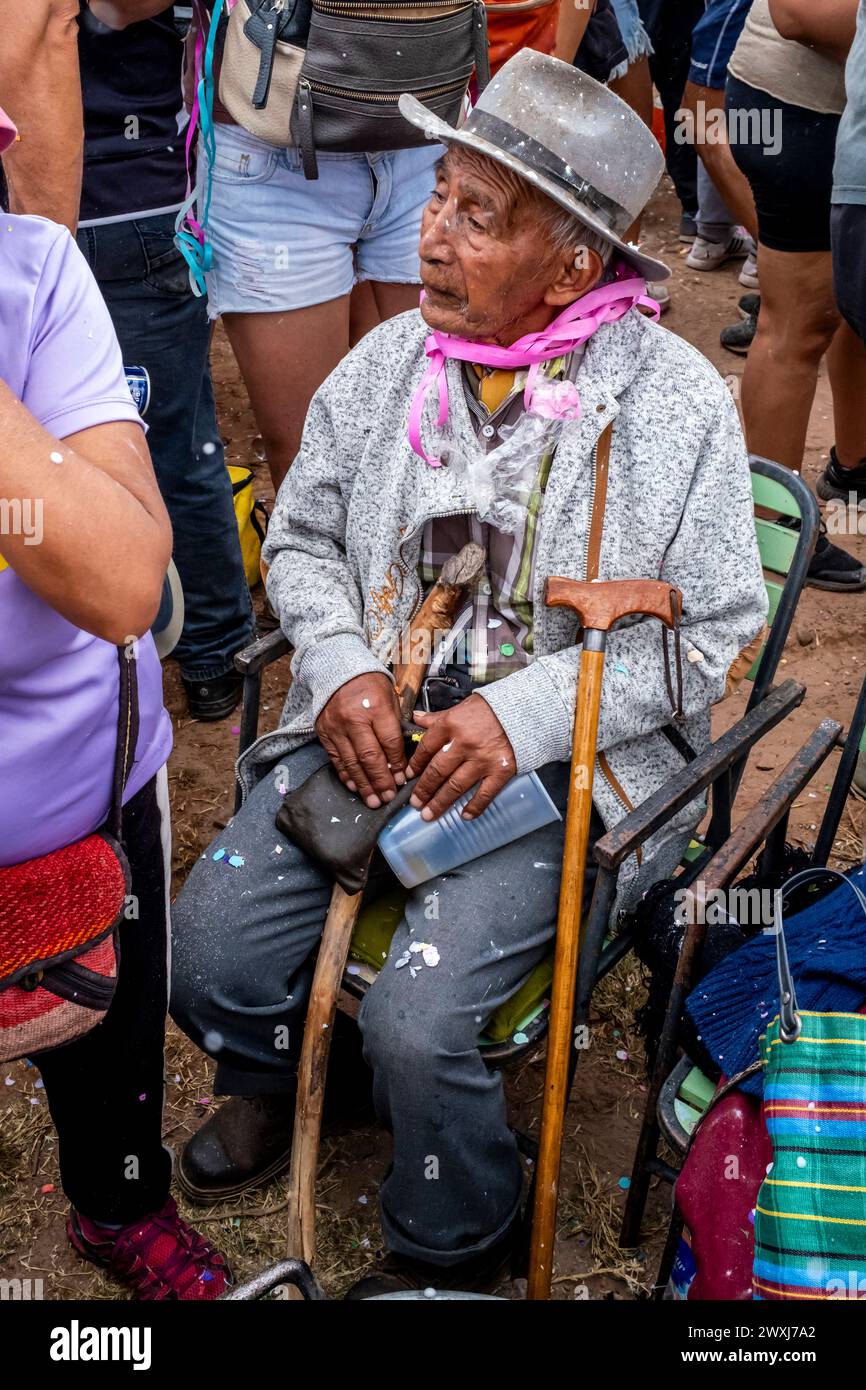 Ein Älterer Mann Beim Jährlichen Karneval In Tilcara, Provinz Jujuy, Argentinien. Stockfoto