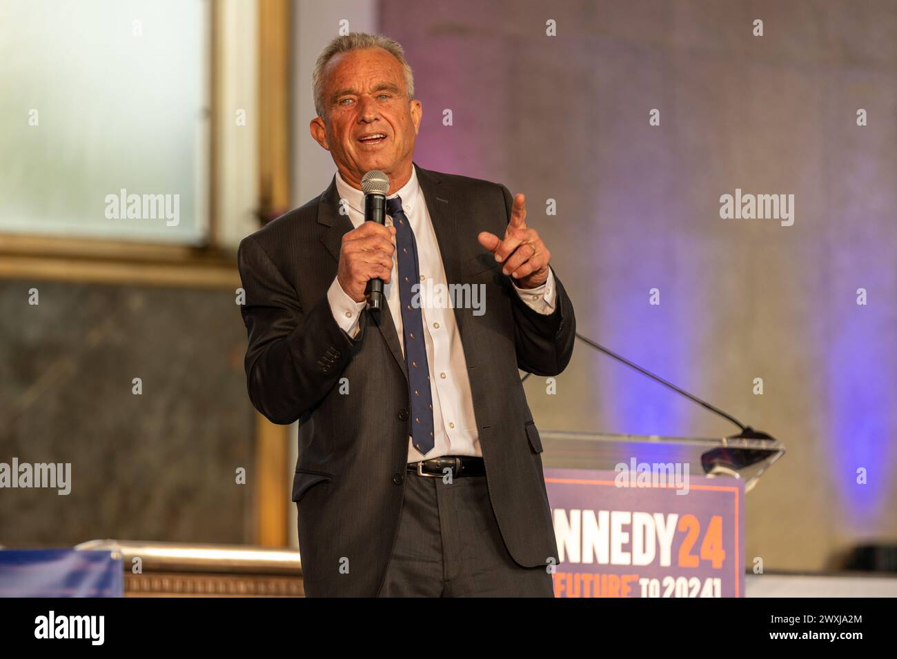 Los Angeles, Kalifornien, USA. 30. März 2024. Der unabhängige Präsidentschaftskandidat Robert F. Kennedy bei einer Wahlkampfveranstaltung zum Cesar Chavez Day am Samstag, den 30. März 2024, in der Union Station in Los Angeles, Kalifornien. Quelle: Maxim Elramsisy/Alamy Live News Stockfoto