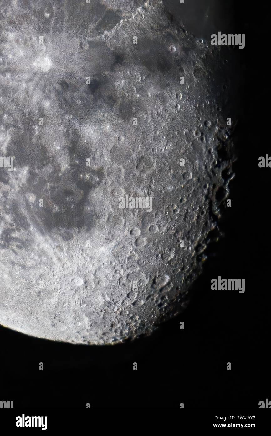 Der Mond am Nachthimmel. Superzoom-Bild Stockfoto