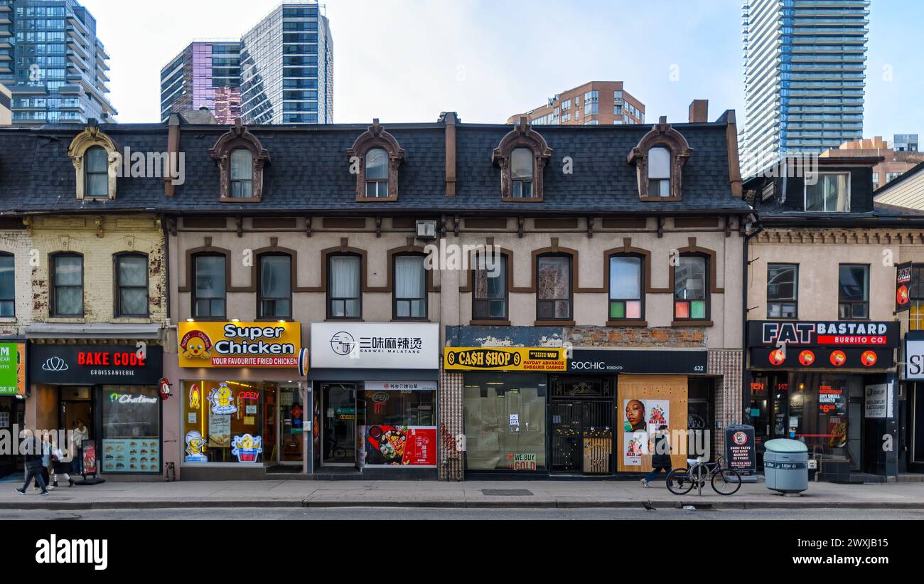 Kleine Unternehmen und koloniale Architektur in Yonge Street, Toronto, Kanada Stockfoto