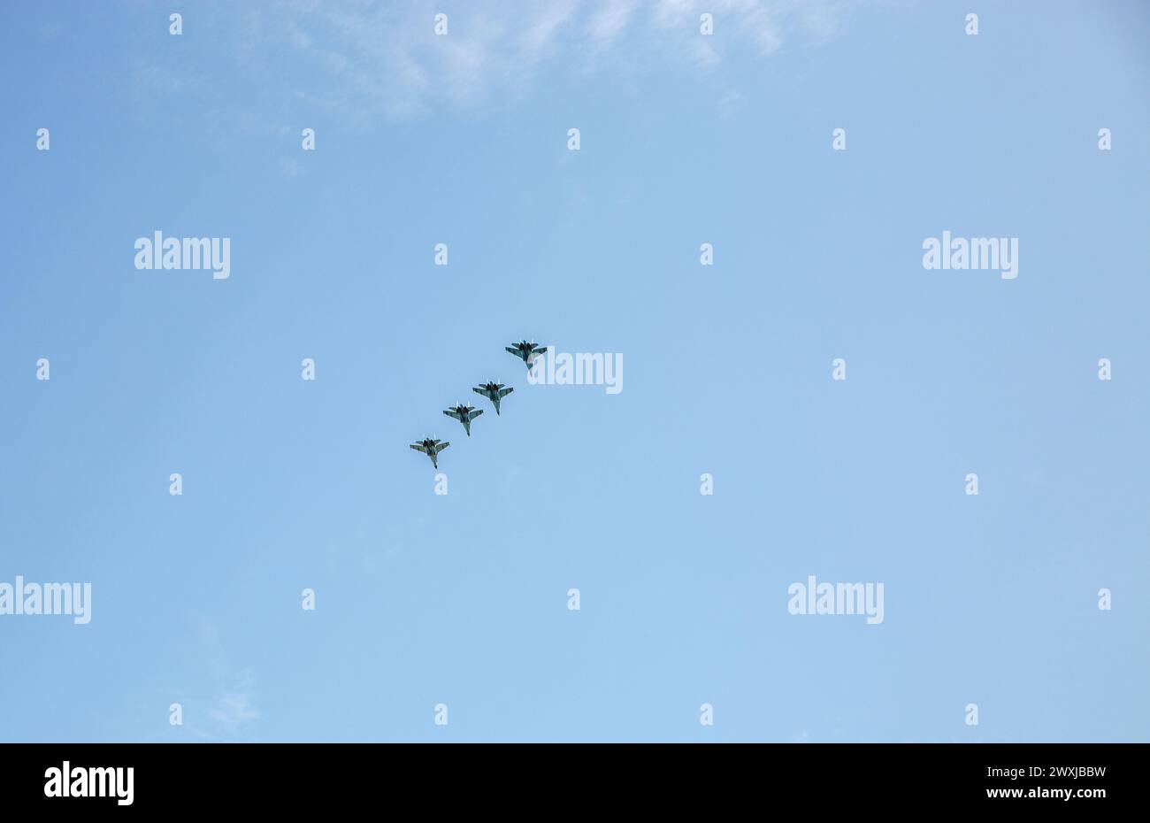 Kiew, Ukraine - 22. August 2021: Gruppe der fliegenden Militärflugzeuge SU-27 während der Parade zum Unabhängigkeitstag der Ukraine. Stockfoto