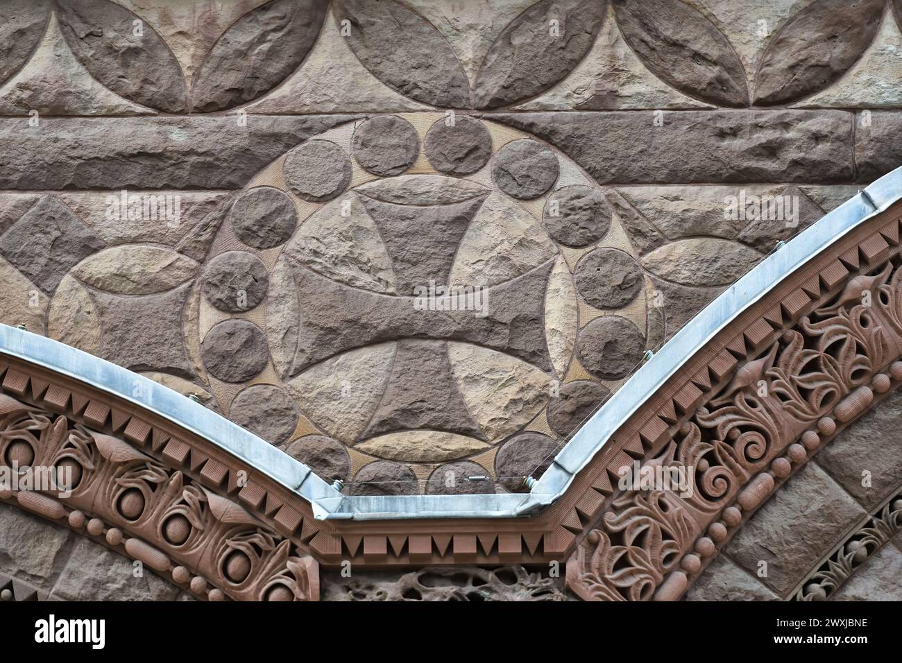 Architektonische Besonderheiten oder Details aus der Kolonialzeit im Old City Hall Building (1898), Toronto, Kanada. Teil einer Serie. Stockfoto