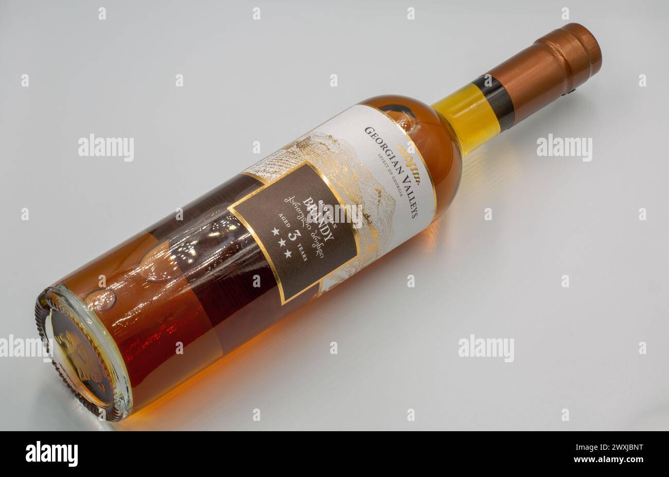 Kiew, Ukraine - 15. März 2023: Georgianische Täler Brandy im Alter von 3 Jahren Flaschennaht vor weißem Hintergrund. Branntwein ist ein Likör, der von Destillin hergestellt wird Stockfoto